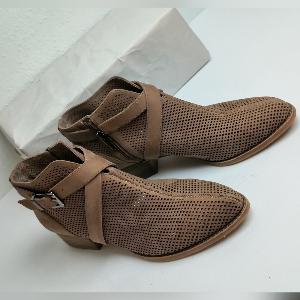Vince Camuto Perforated Ankle Booties Almond Toe Women's Size 8.5M Tan - Picture 12 of 13